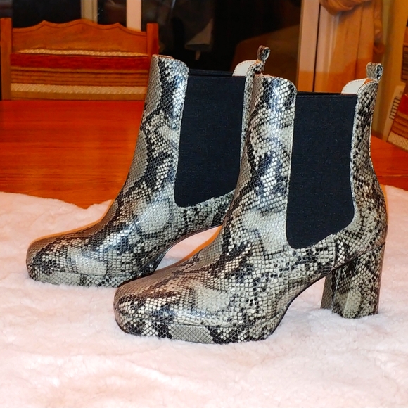 BNWOB French Connection Penny Chelsea Boots Snake Print - Picture 2 of 4